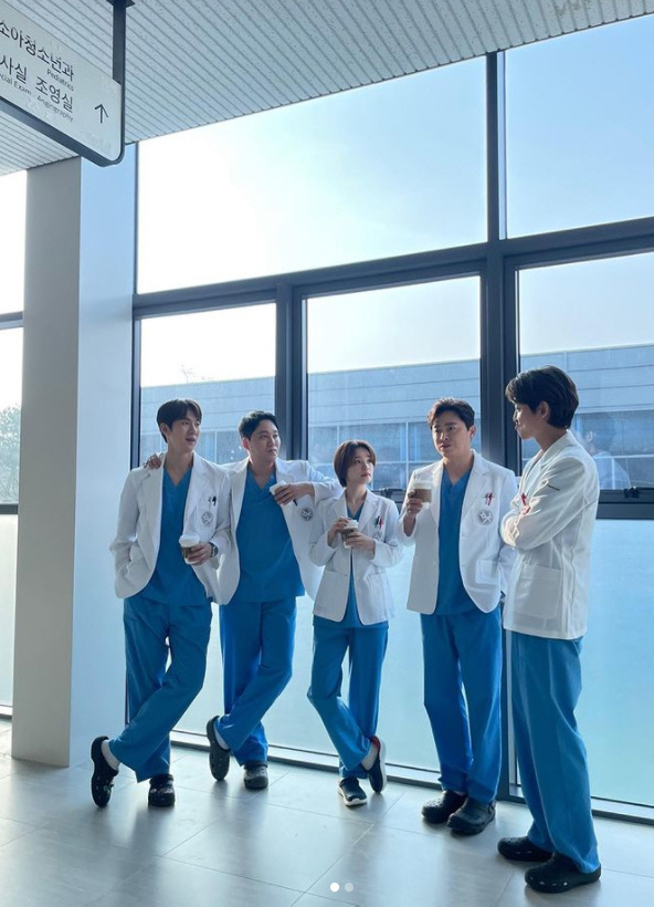 ¿Se acerca la temporada 3? “Hospital Playlist” Jung Kyung-ho y Kim Dae-myung subieron fotos del 99z y el Hospital Yulje