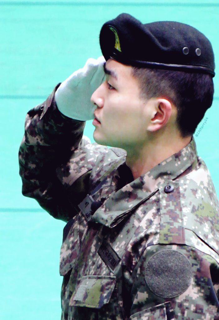 Recientemente se han publicado fotos de Onew de SHINee en su ceremonia de graduación en el centro de entrenamiento del ejército.