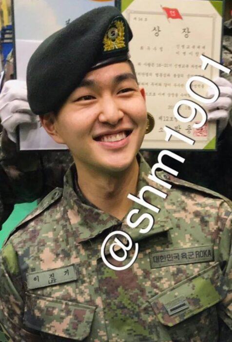 Recientemente se han publicado fotos de Onew de SHINee en su ceremonia de graduación en el centro de entrenamiento del ejército.
