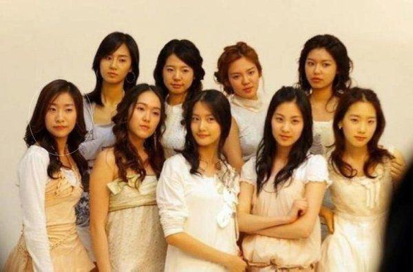 Heo Chanmi (fila inferior izquierda) solía estar en la alineación previa al debut de SNSD.