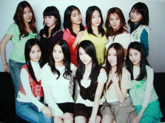 Soyeon (segunda desde la izquierda, fila superior) era casi miembro de SNSD.
